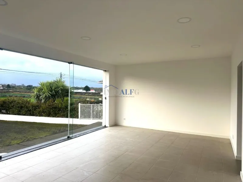 Arrendamento espaço comercial no Cabo Praia- Praia da Vitória