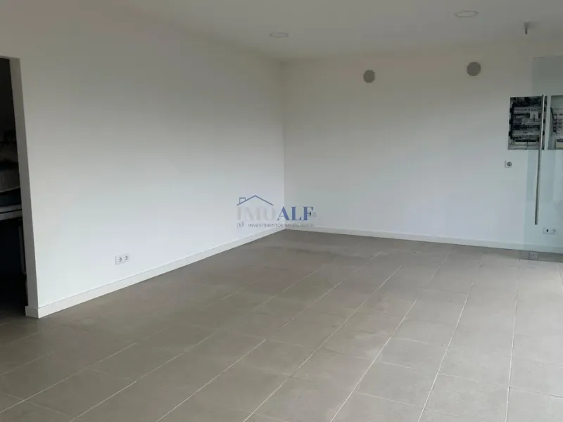 Arrendamento espaço comercial no Cabo Praia- Praia da Vitória