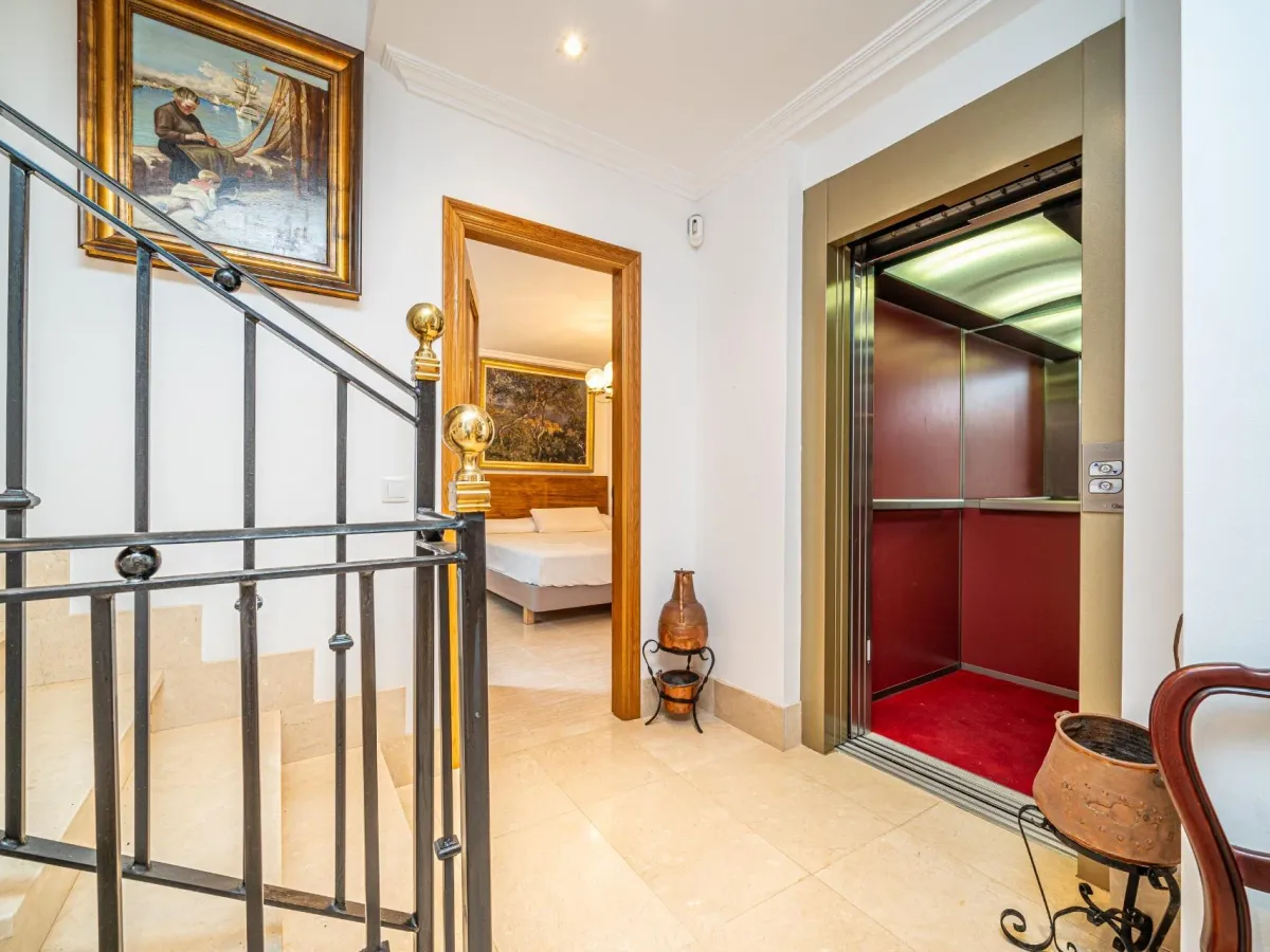 Chalet independiente de 4 plantas con ascensor y vistas al mar en Son Serra de Marina