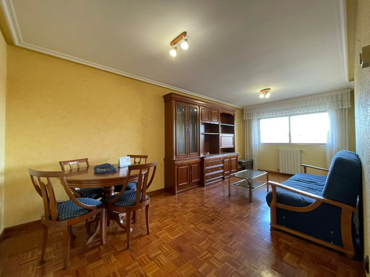 Vivienda exterior con 3 dormitorios, garaje y trastero junto a Esteban Sáez Alvarado y Carretera Poza