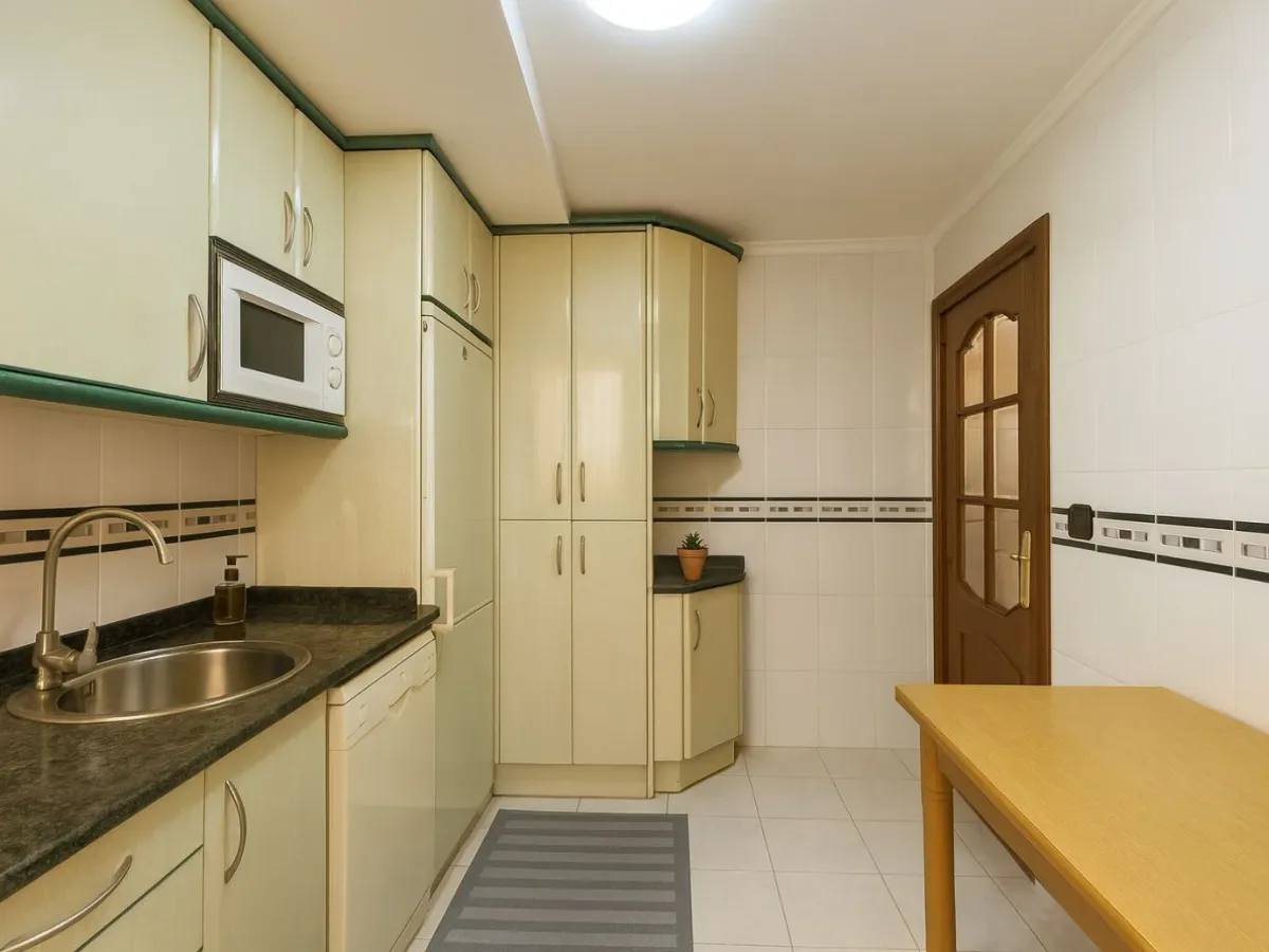 Vivienda exterior con 3 dormitorios, garaje y trastero junto a Esteban Sáez Alvarado y Carretera Poza