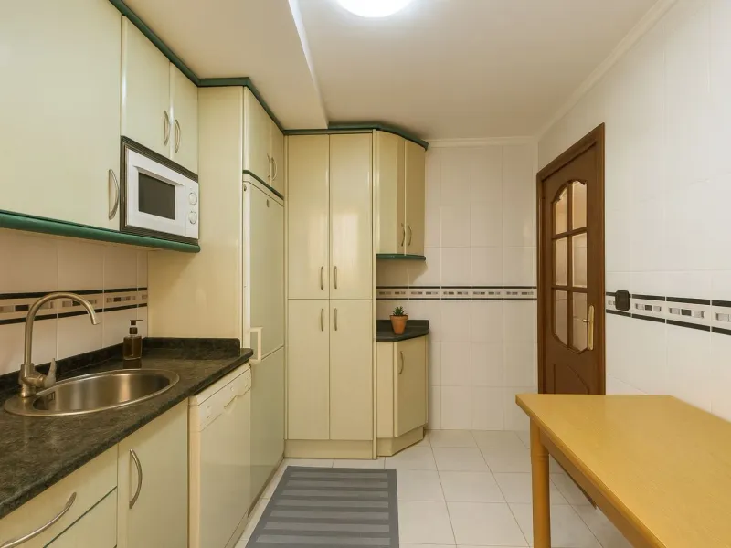 Vivienda exterior con 3 dormitorios, garaje y trastero junto a Esteban Sáez Alvarado y Carretera Poza