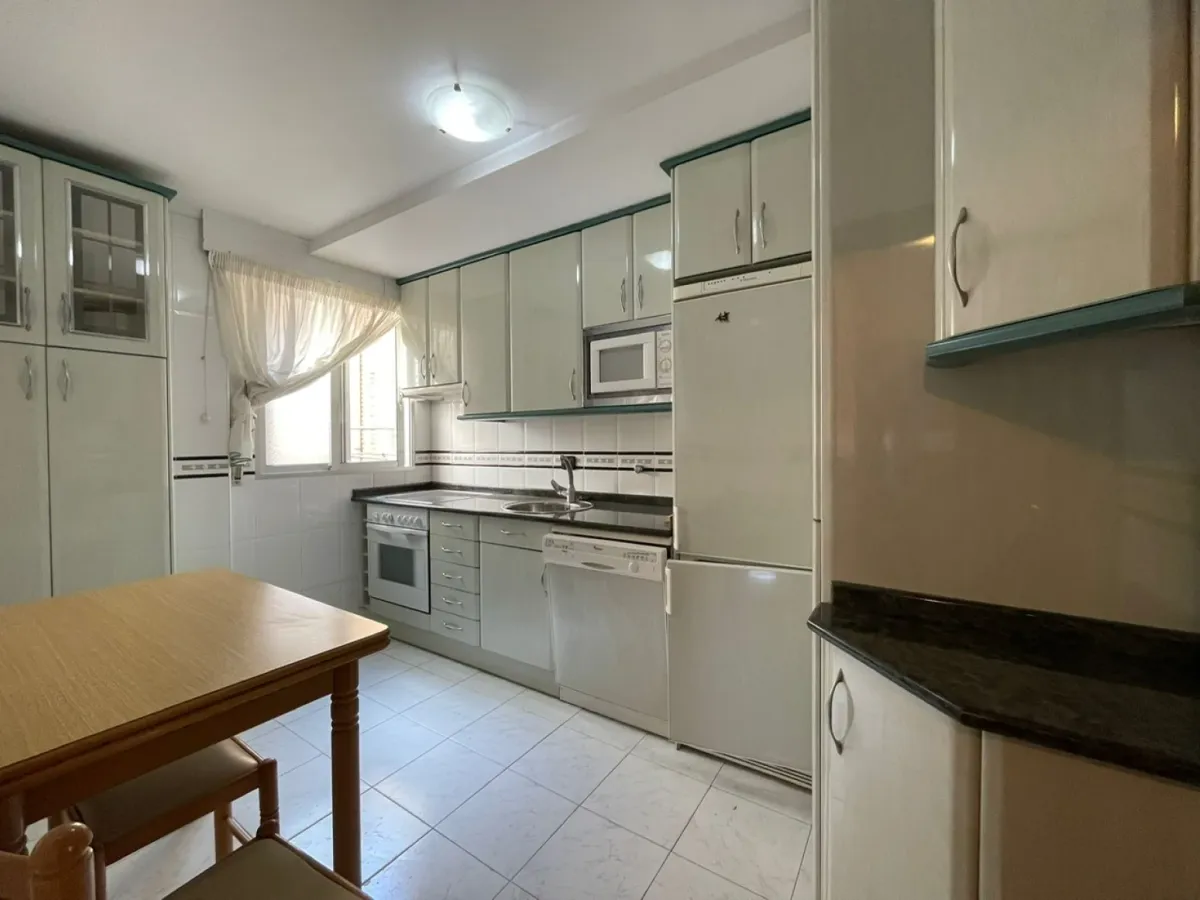 Vivienda exterior con 3 dormitorios, garaje y trastero junto a Esteban Sáez Alvarado y Carretera Poza