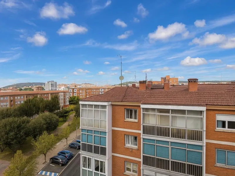 Vivienda exterior con 3 dormitorios, garaje y trastero junto a Esteban Sáez Alvarado y Carretera Poza