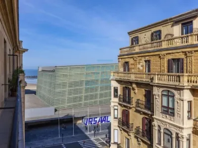 Descubre una propiedad exclusiva situada en la mejor zona del barrio de Gros en Donostia-San Sebastián.