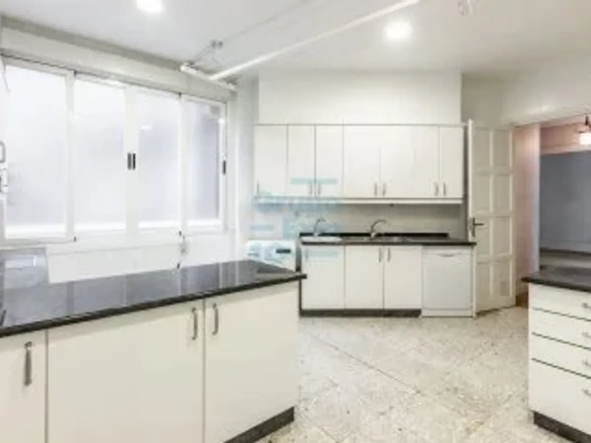 Descubre una propiedad exclusiva situada en la mejor zona del barrio de Gros en Donostia-San Sebastián.