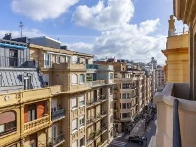 Descubre una propiedad exclusiva situada en la mejor zona del barrio de Gros en Donostia-San Sebastián.