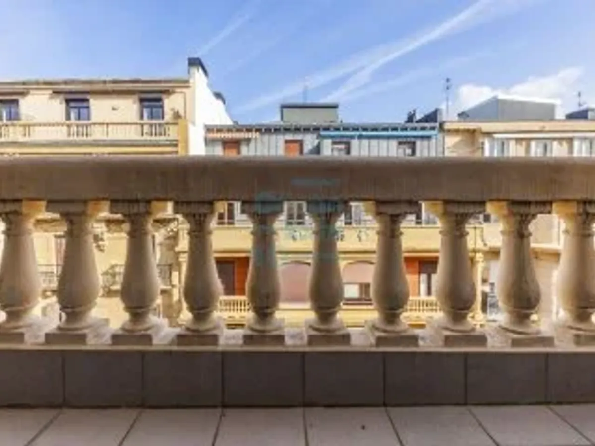 Descubre una propiedad exclusiva situada en la mejor zona del barrio de Gros en Donostia-San Sebastián.