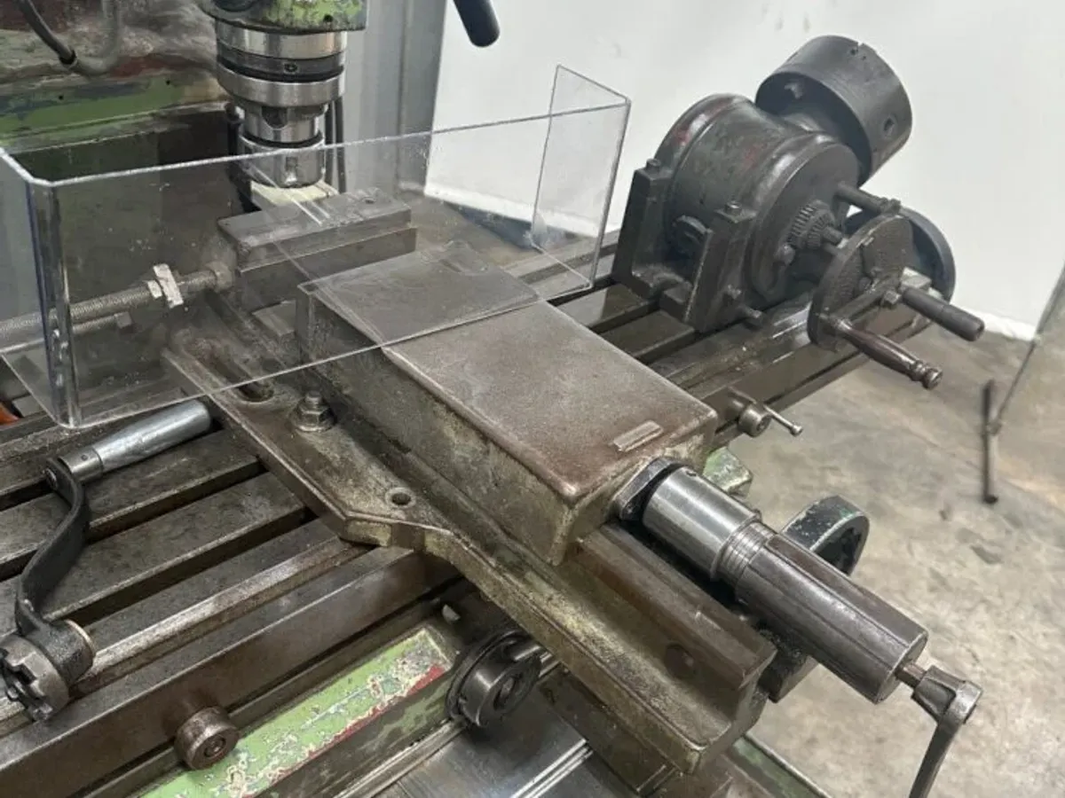 Fresadora Lagun FTV4, cabezal variable y mesa amplia