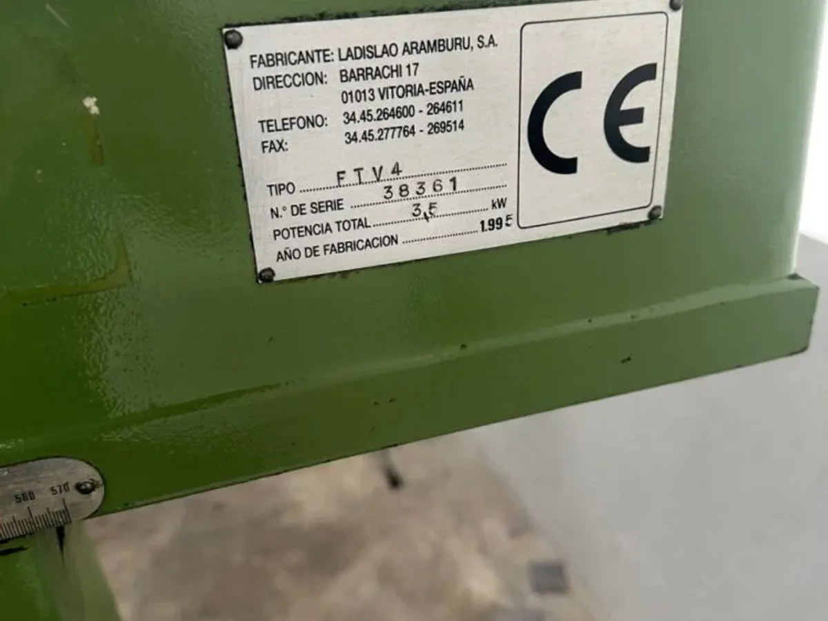 Fresadora Lagun FTV4, cabezal variable y mesa amplia