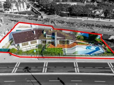 Moradia isolada tradicional junto ao mar e praia