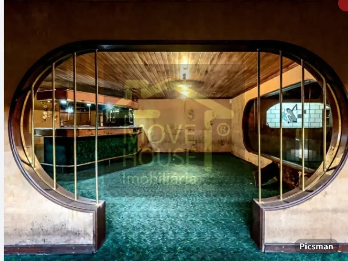 Moradia isolada tradicional junto ao mar e praia