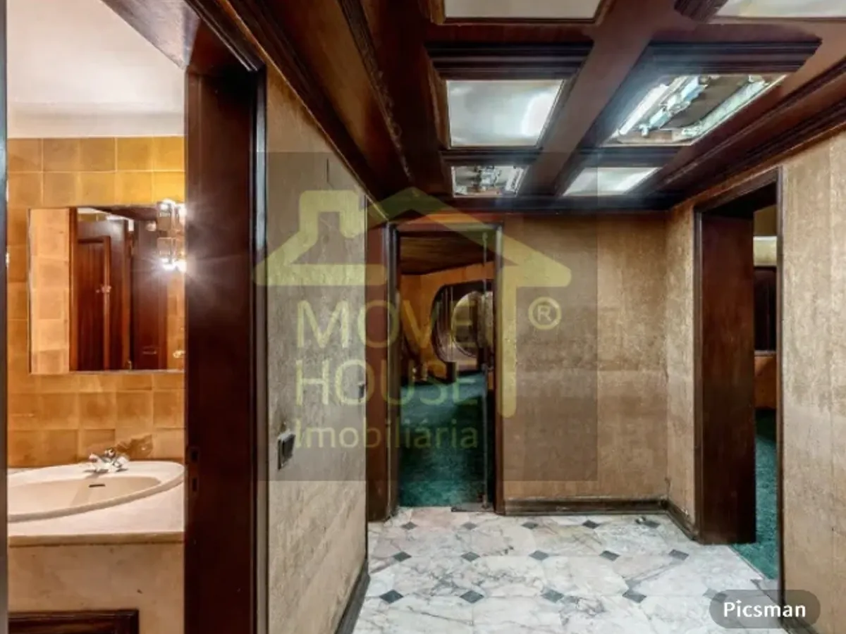 Moradia isolada tradicional junto ao mar e praia