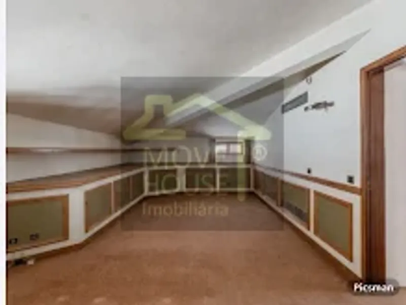 Moradia isolada tradicional junto ao mar e praia