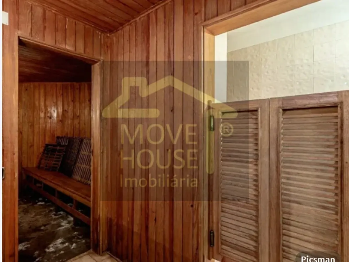 Moradia isolada tradicional junto ao mar e praia