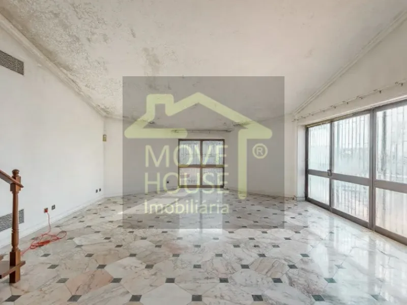 Moradia isolada tradicional junto ao mar e praia