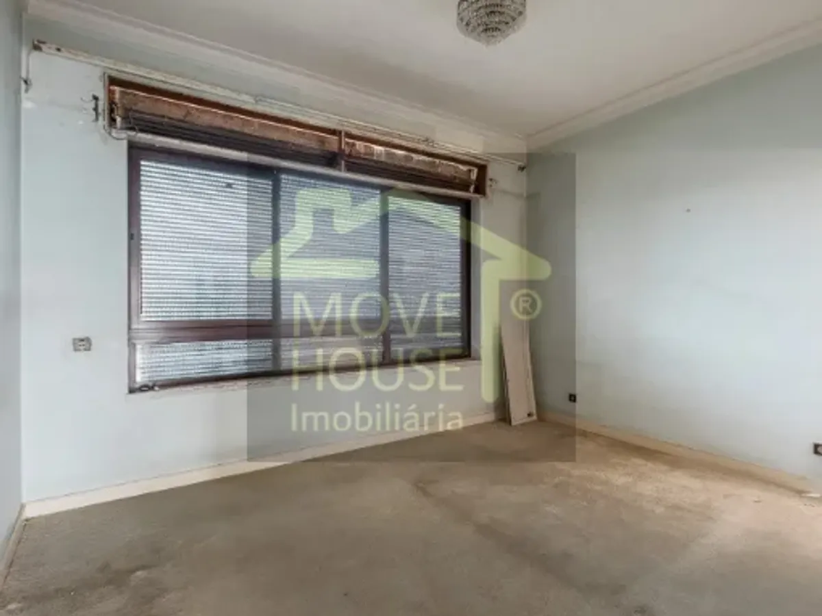 Moradia isolada tradicional junto ao mar e praia