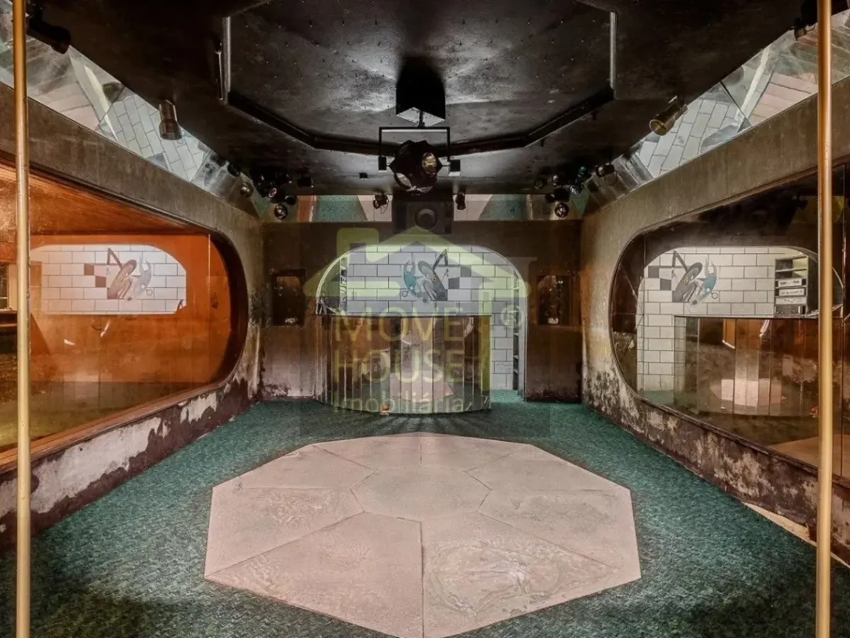 Moradia isolada tradicional junto ao mar e praia