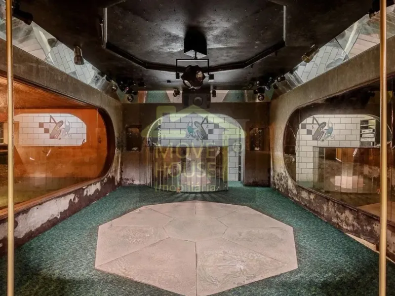 Moradia isolada tradicional junto ao mar e praia