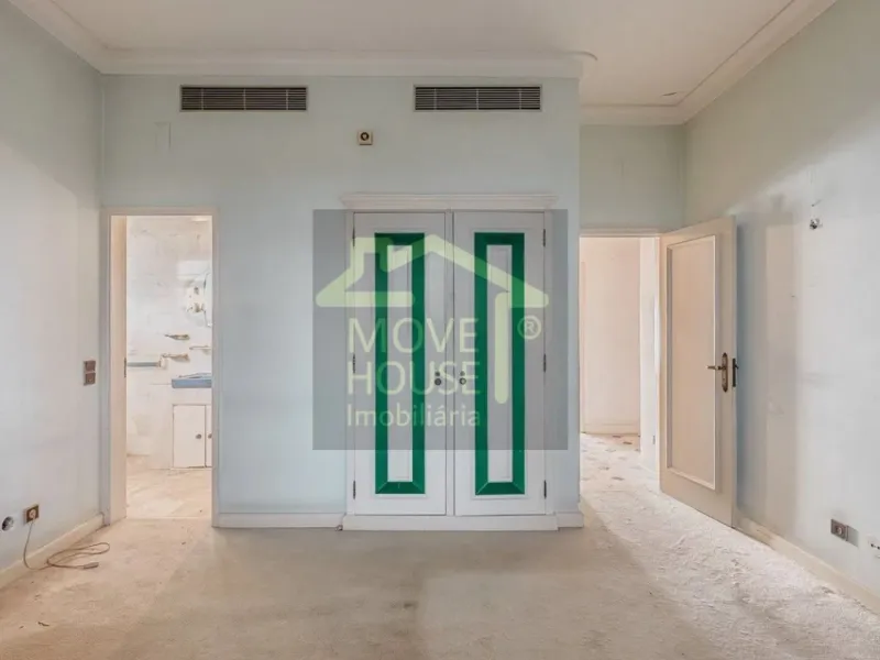 Moradia isolada tradicional junto ao mar e praia