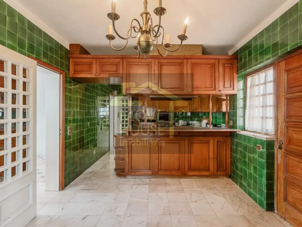 Moradia isolada tradicional junto ao mar e praia