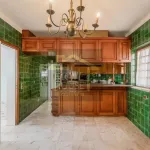 Moradia isolada tradicional junto ao mar e praia 11