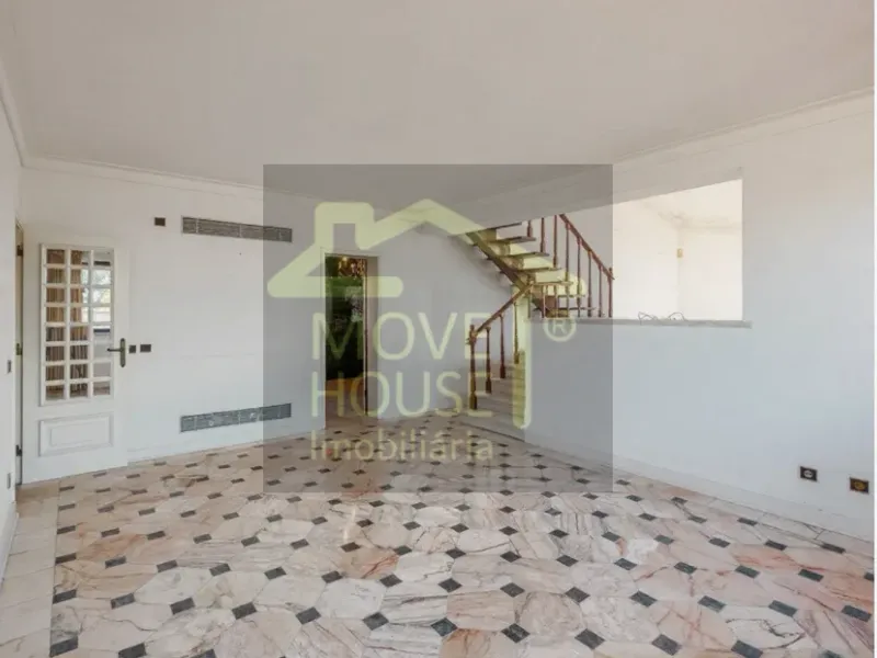 Moradia isolada tradicional junto ao mar e praia