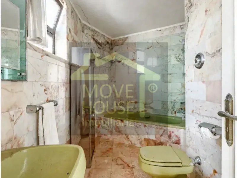 Moradia isolada tradicional junto ao mar e praia