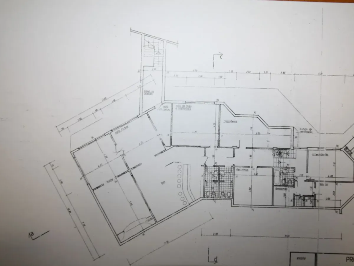 Moradia isolada tradicional junto ao mar e praia