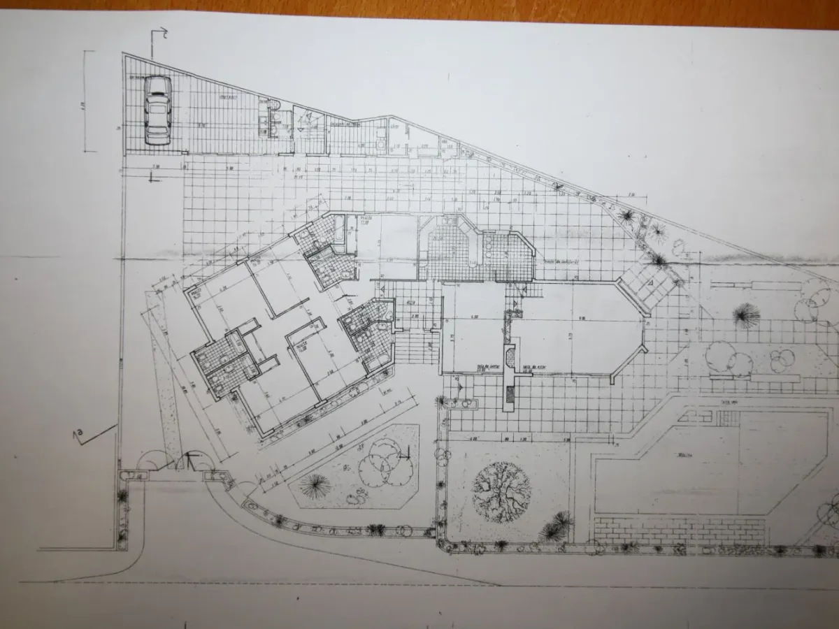 Moradia isolada tradicional junto ao mar e praia