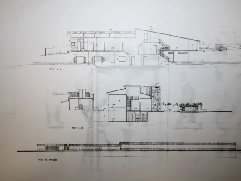 Moradia isolada tradicional junto ao mar e praia
