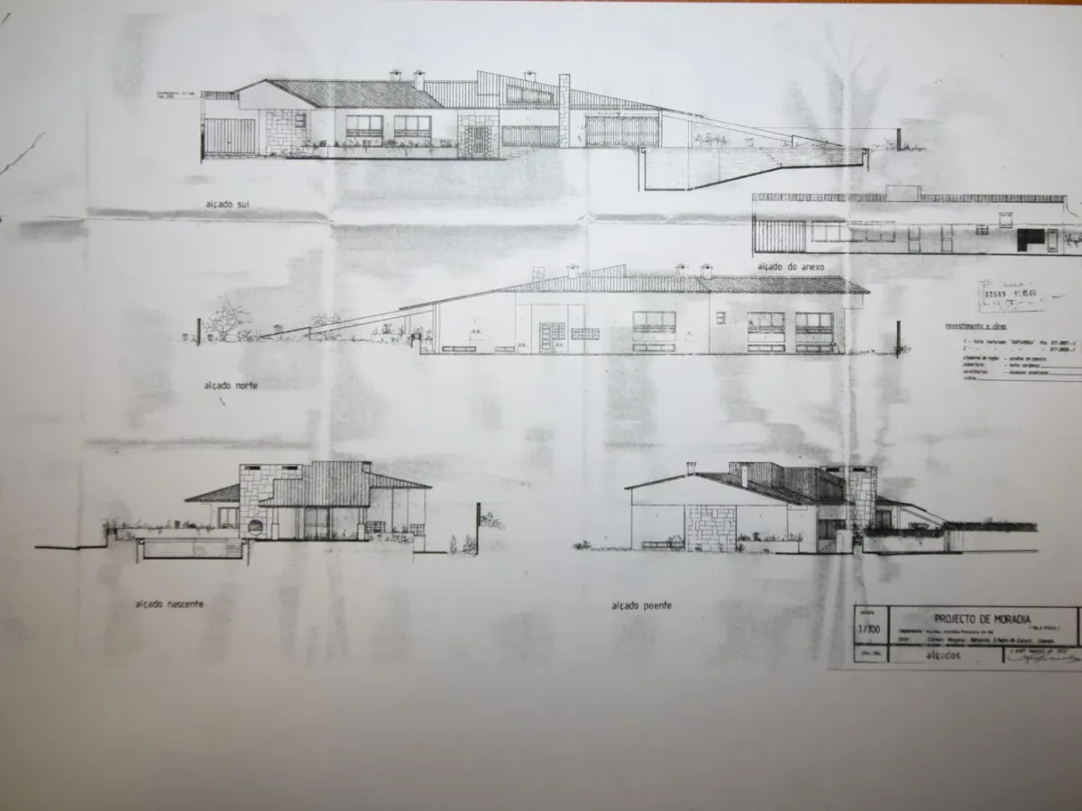 Moradia isolada tradicional junto ao mar e praia