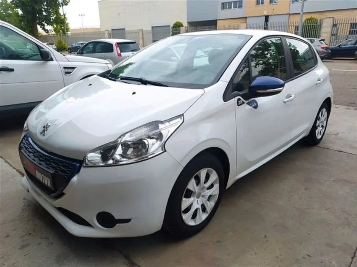 PEUGEOT 208