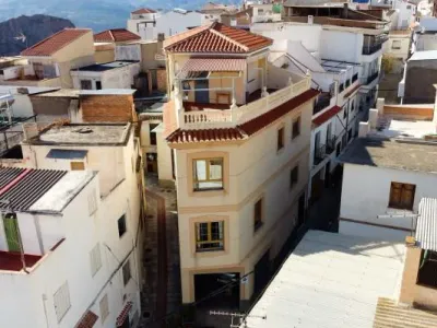 Lanjaron. Six bedroom house on a corner plot