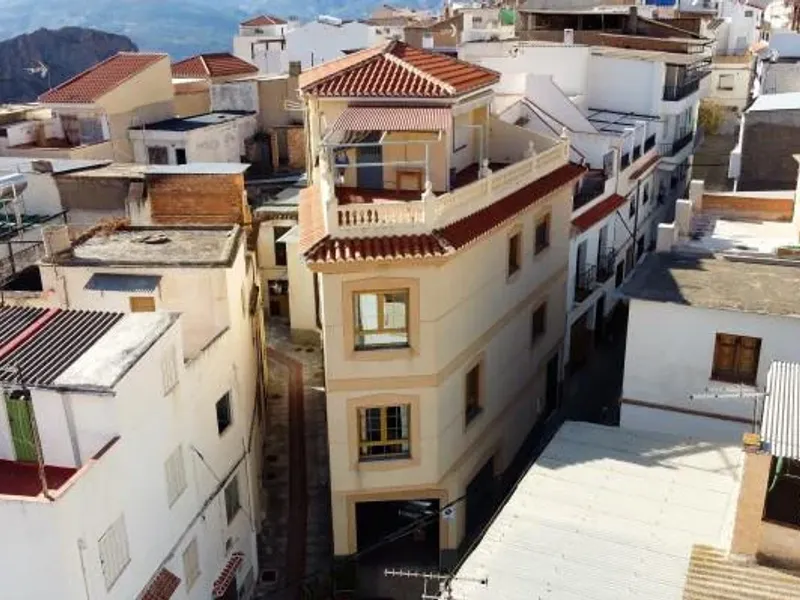 Lanjaron. Six bedroom house on a corner plot