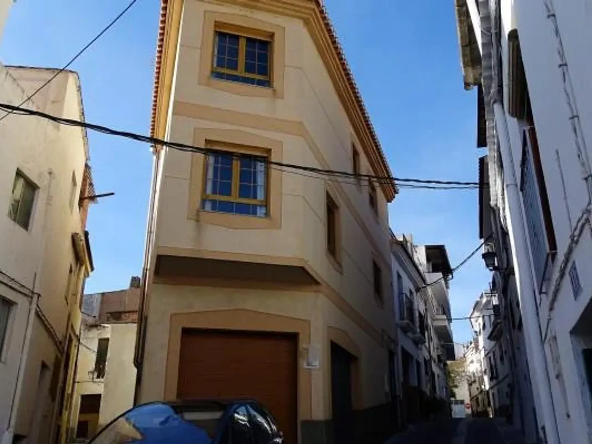 Lanjaron. Six bedroom house on a corner plot