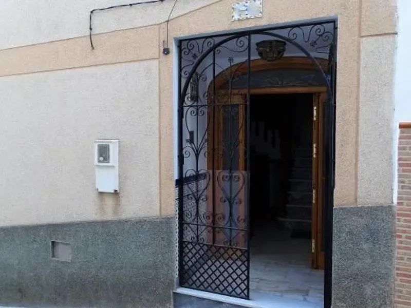 Lanjaron. Six bedroom house on a corner plot