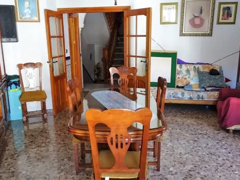 Lanjaron. Six bedroom house on a corner plot