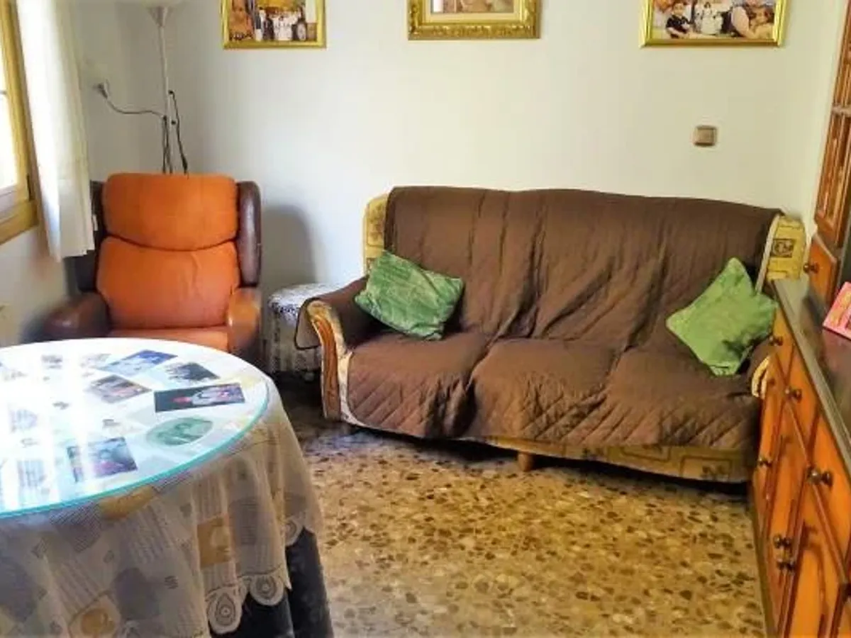 Lanjaron. Six bedroom house on a corner plot