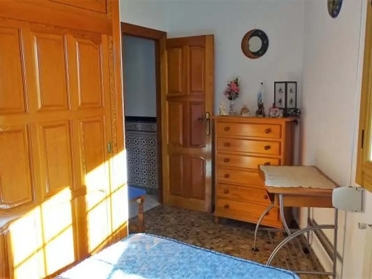 Lanjaron. Six bedroom house on a corner plot