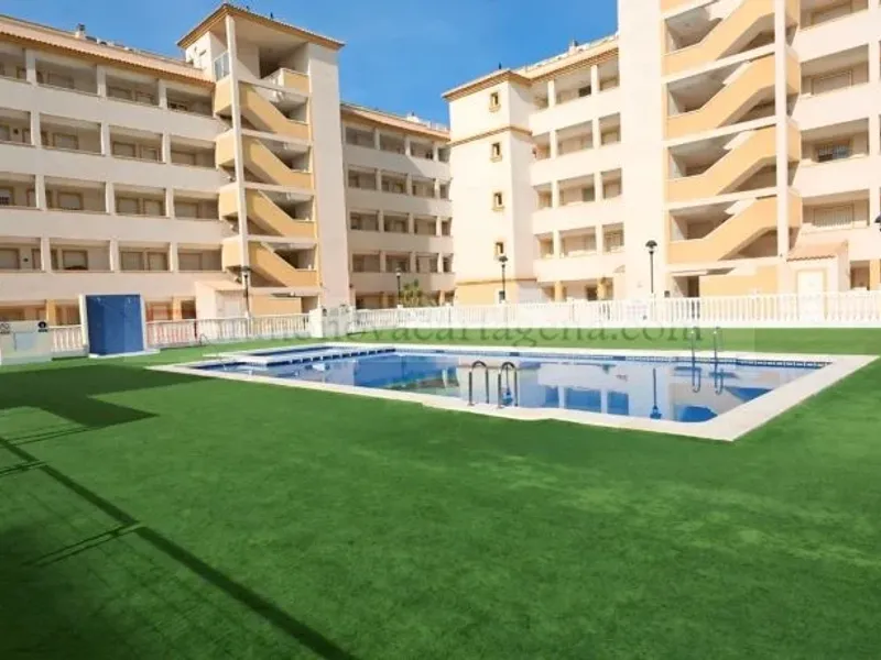 Venta de Espectacular Piso Bajo en Playa Islas Menores con Amplio Porche y Piscina Comunitaria