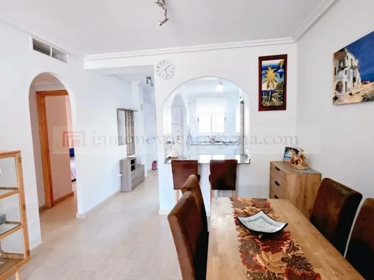 Venta de Espectacular Piso Bajo en Playa Islas Menores con Amplio Porche y Piscina Comunitaria