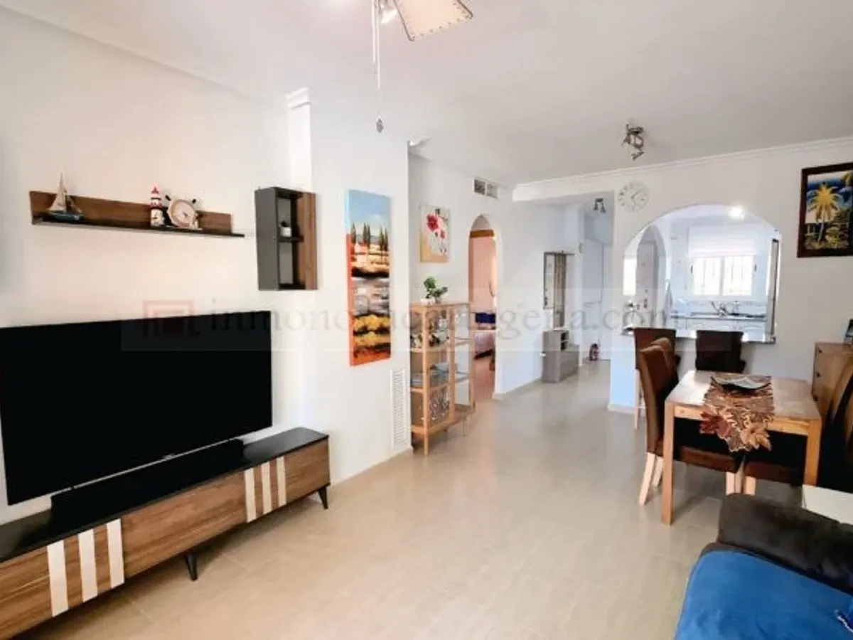 Venta de Espectacular Piso Bajo en Playa Islas Menores con Amplio Porche y Piscina Comunitaria