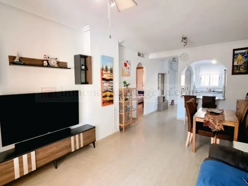 Venta de Espectacular Piso Bajo en Playa Islas Menores con Amplio Porche y Piscina Comunitaria