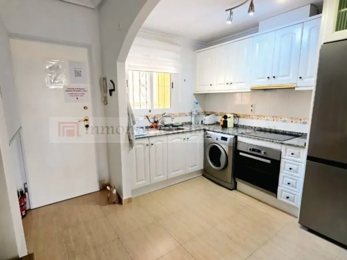 Venta de Espectacular Piso Bajo en Playa Islas Menores con Amplio Porche y Piscina Comunitaria