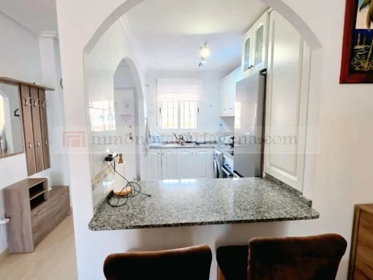 Venta de Espectacular Piso Bajo en Playa Islas Menores con Amplio Porche y Piscina Comunitaria