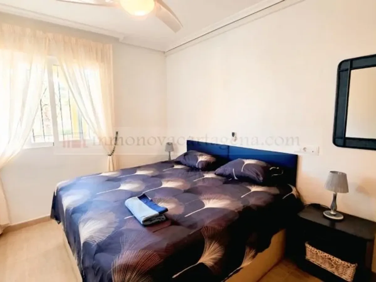 Venta de Espectacular Piso Bajo en Playa Islas Menores con Amplio Porche y Piscina Comunitaria