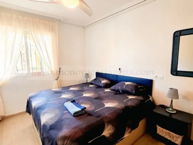 Venta de Espectacular Piso Bajo en Playa Islas Menores con Amplio Porche y Piscina Comunitaria