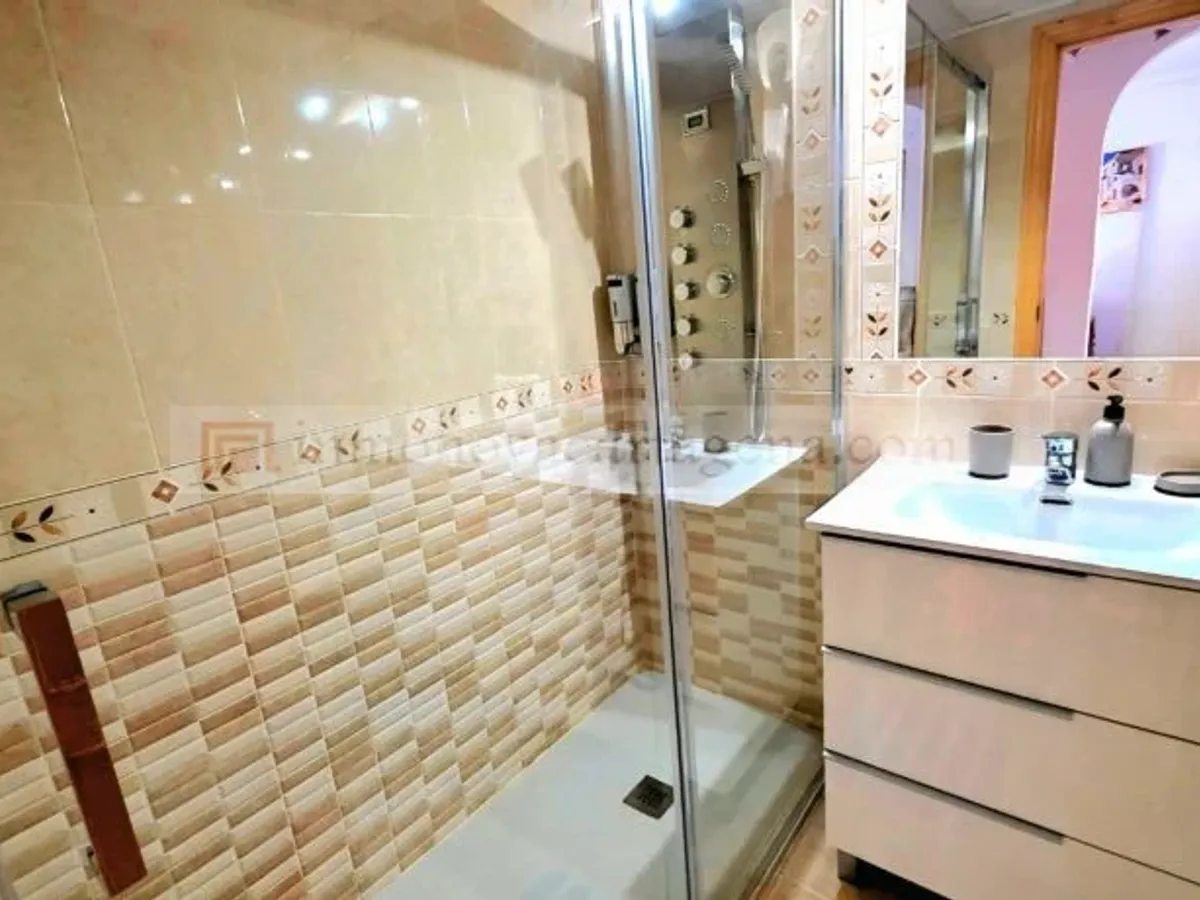 Venta de Espectacular Piso Bajo en Playa Islas Menores con Amplio Porche y Piscina Comunitaria