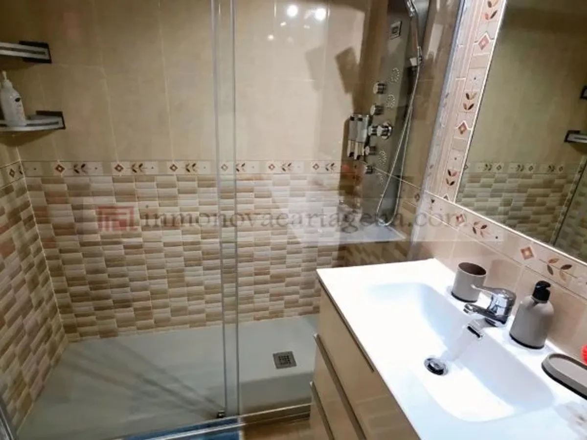 Venta de Espectacular Piso Bajo en Playa Islas Menores con Amplio Porche y Piscina Comunitaria